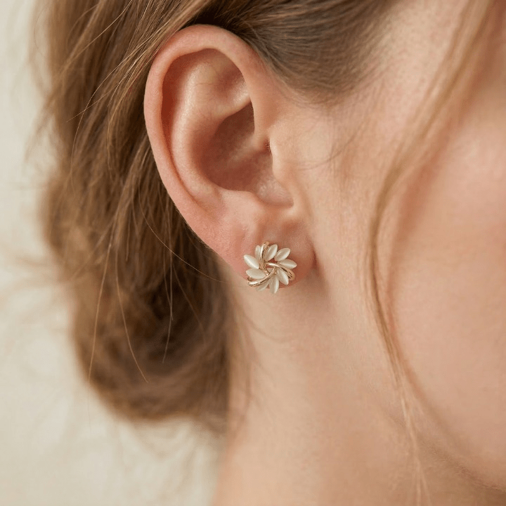 Boucles d'oreilles Puces Feuille Dorée Opale Blanche