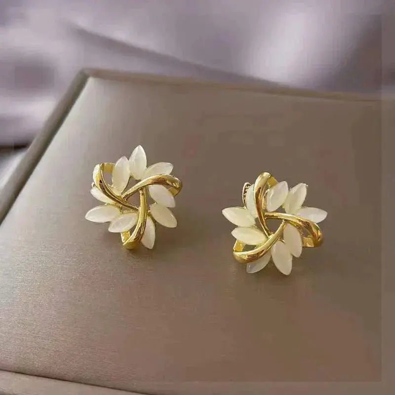 Boucles d'oreilles Puces Feuille Dorée Opale Blanche