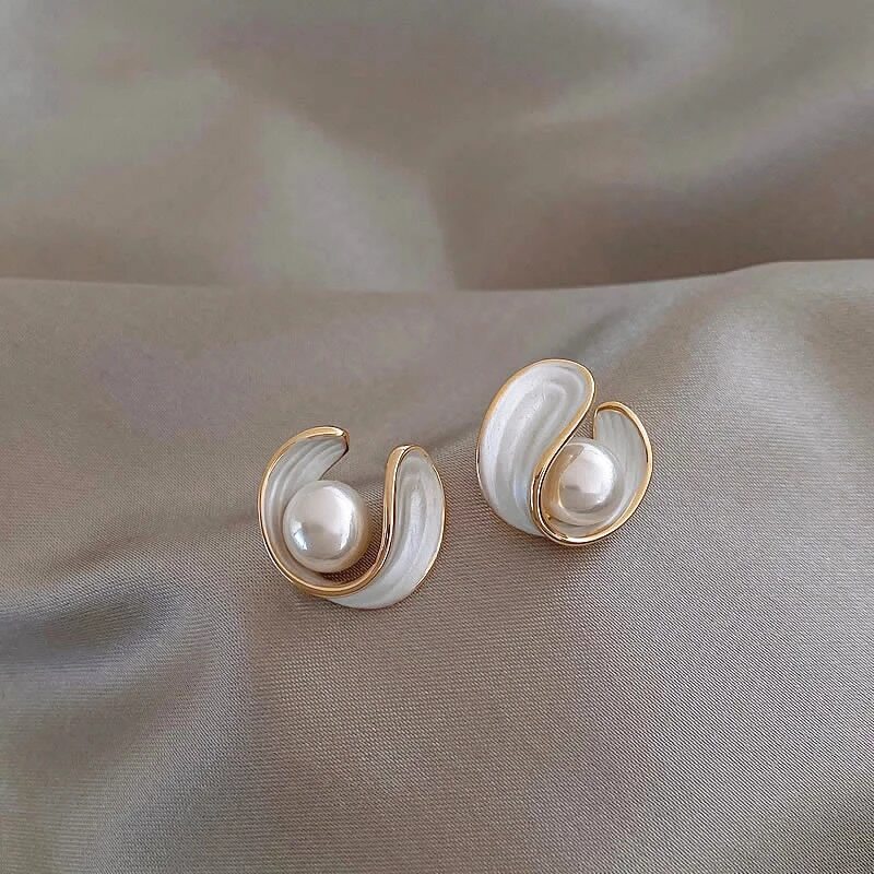 Boucles d'oreilles Puces Perles Dorées et Émail Blanc