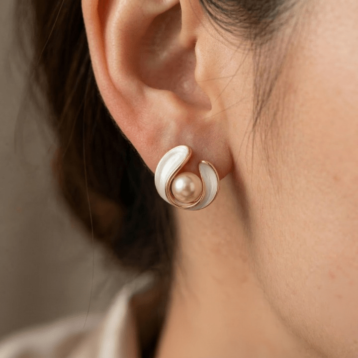 Boucles d'oreilles Puces Perles Dorées et Émail Blanc