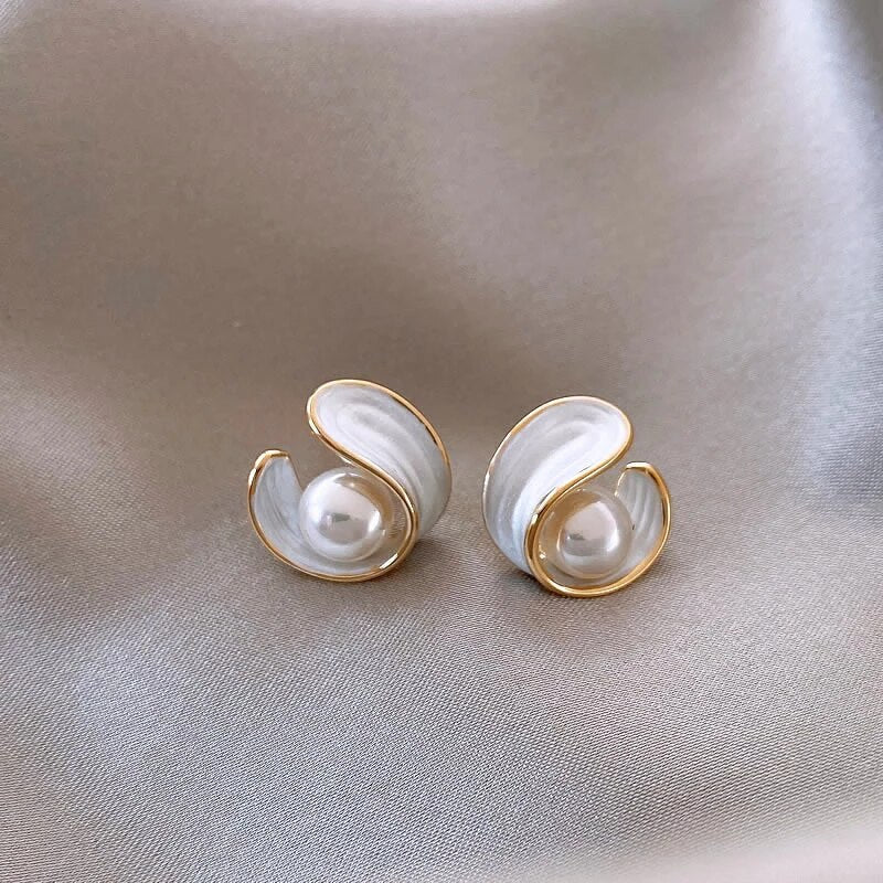 Boucles d'oreilles Puces Perles Dorées et Émail Blanc